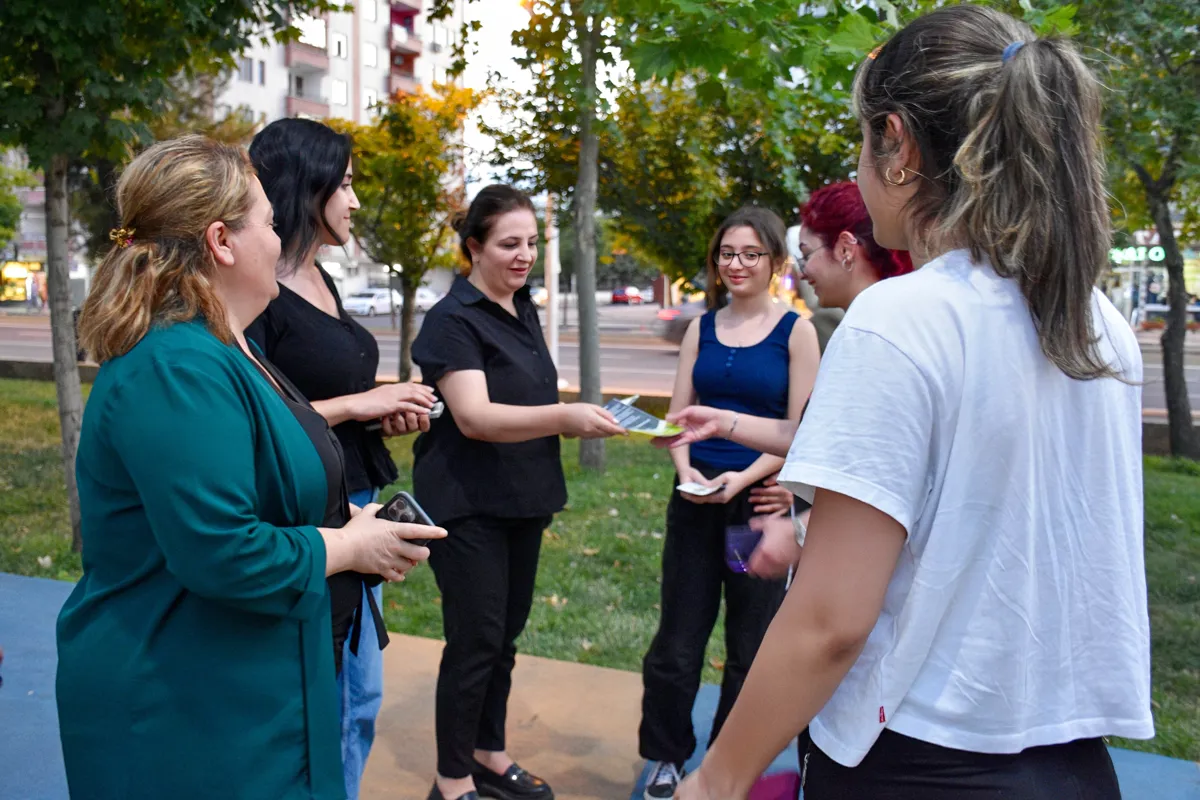 Eş Başkan Leyla Ayaz, Göletli Park’ta kadınların ve gençlerin taleplerini dinledi