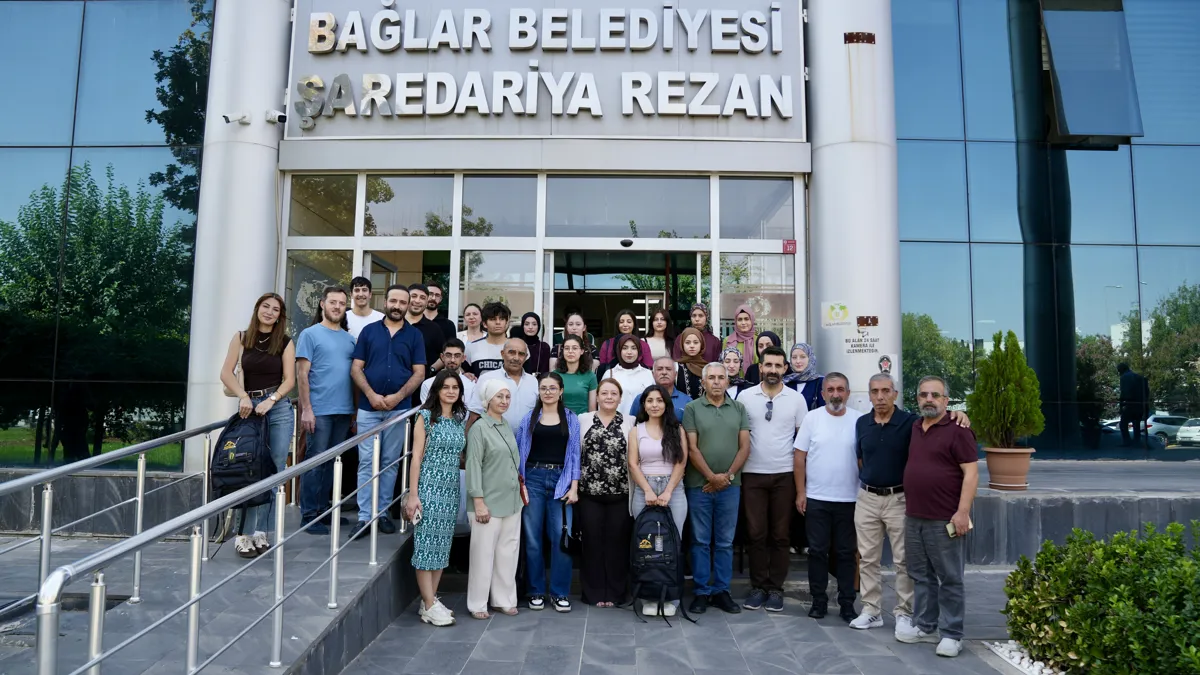 Eşbaşkan Ayaz üniversiteyi kazanan öğrencileri ağırladı