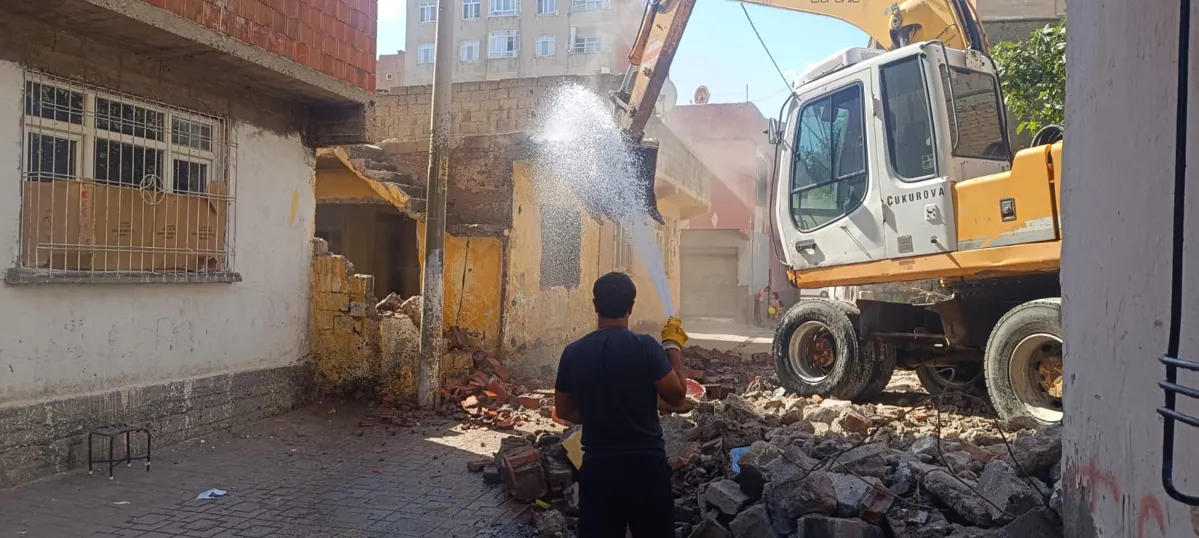 Halkın güvenliği için metruk yapıların yıkımı devam ediyor