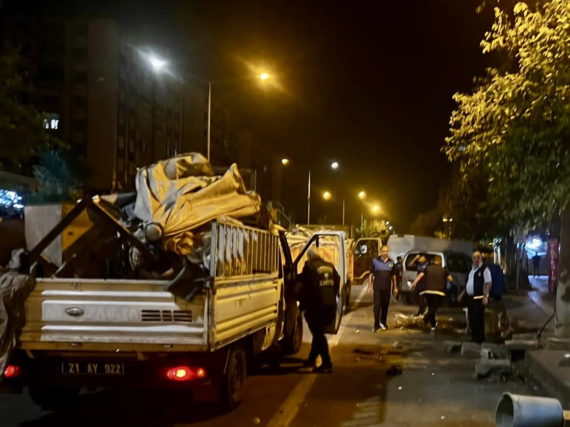 Zabıta ekipleri, kaldırım işgallerine karşı sahada