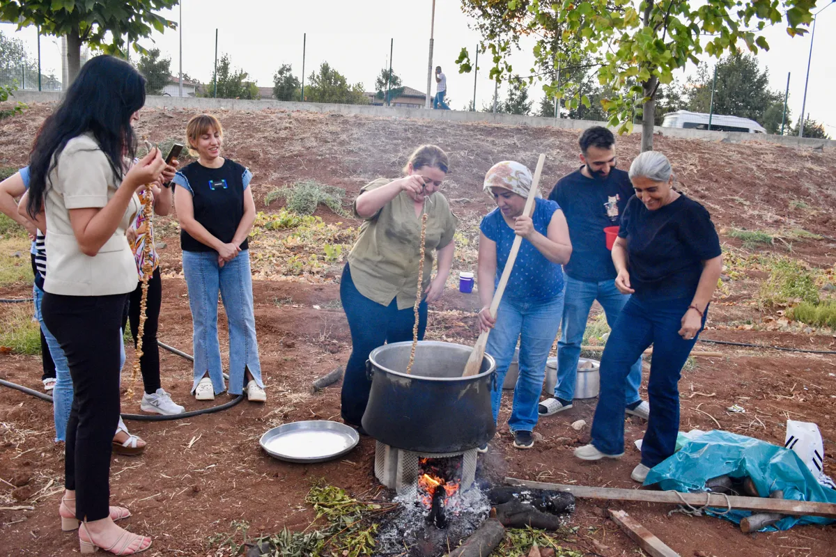Bağ Evi'nde bağ bozumu: Binlerce yıllık kültür yaşatılıyor