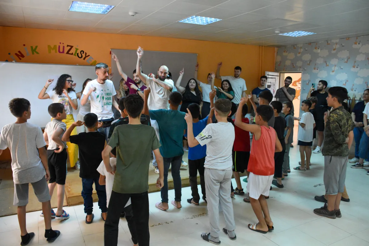 Avrupalı gençler Oyun Atölyesindeki çocuklarla bir araya geldi