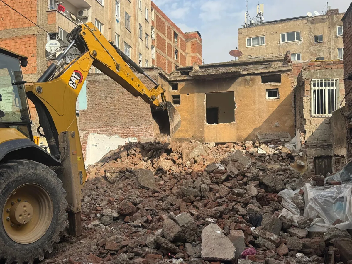 Metruk yapıların yıkımı devam ediyor