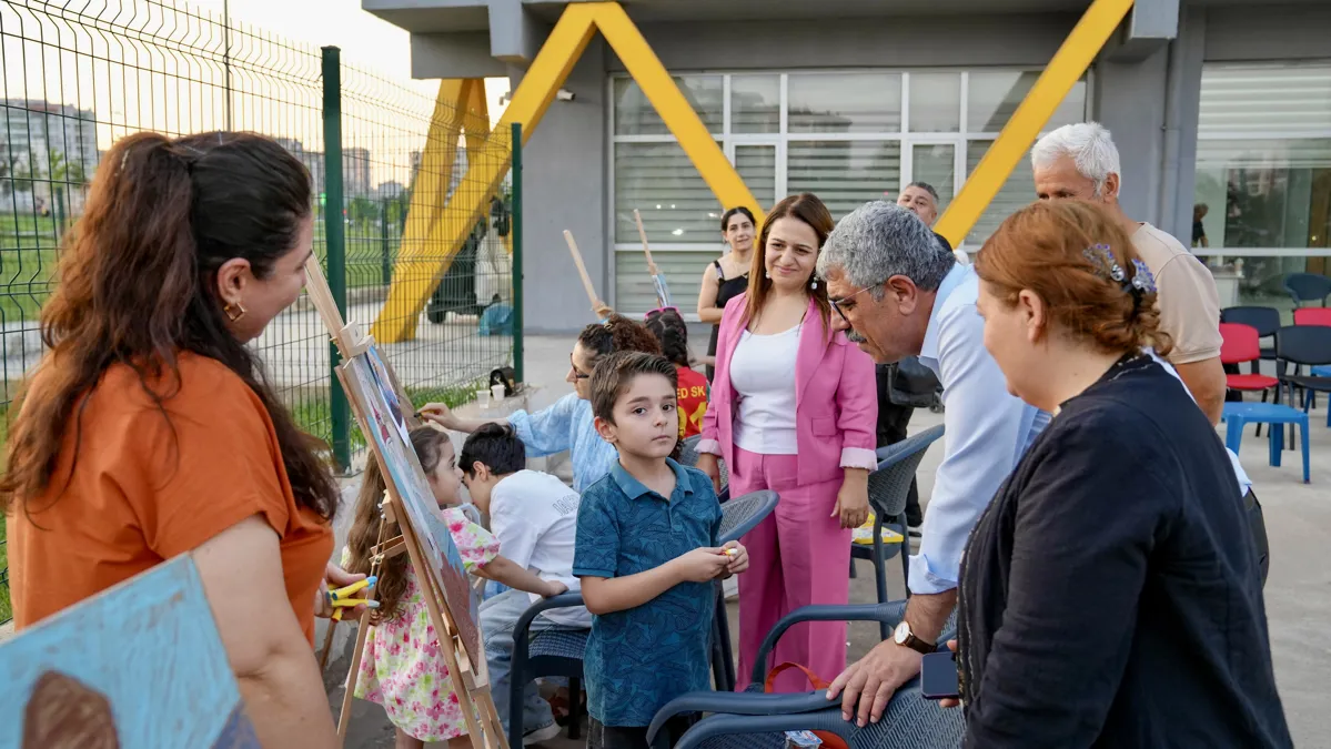 Çocuklar ve anneleri birlikte resim yaptı