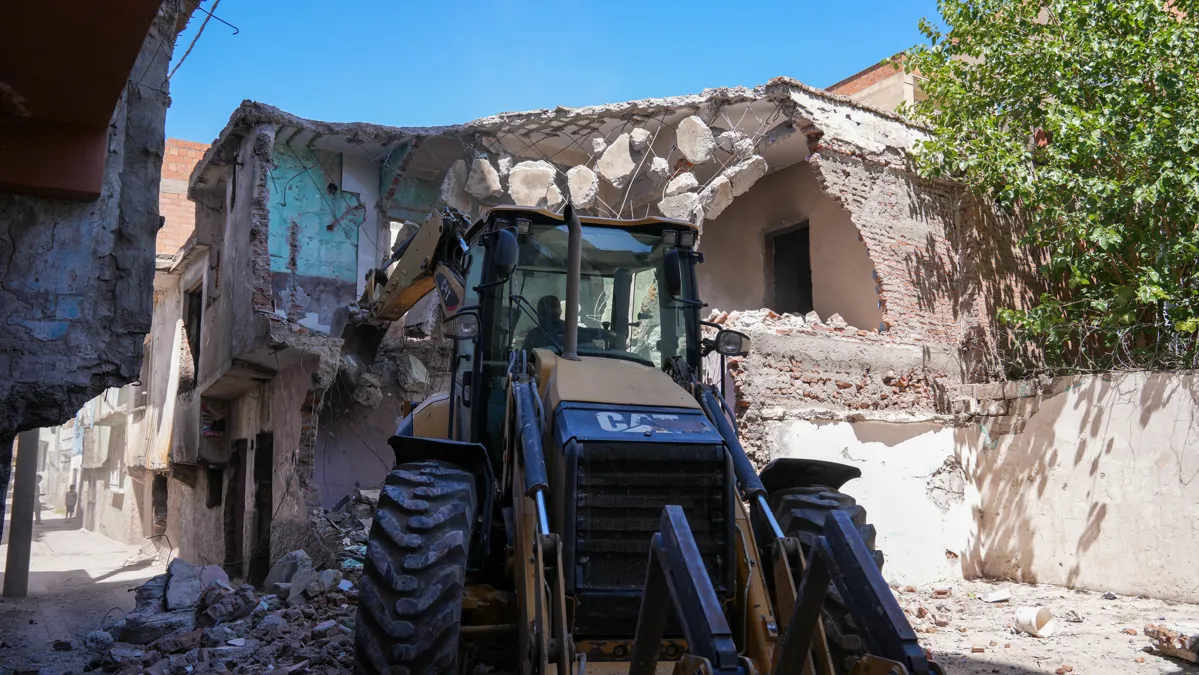 Kaynartepe Mahallesi’nde metruk bina yıkıldı