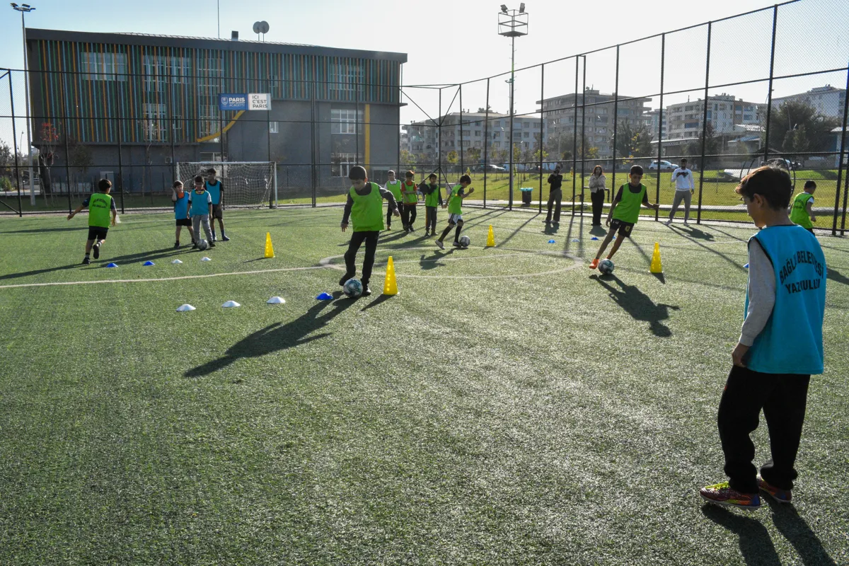 Çocuklar Rezan Gençlik Merkezi’nde futbol kurslarına katılıyor