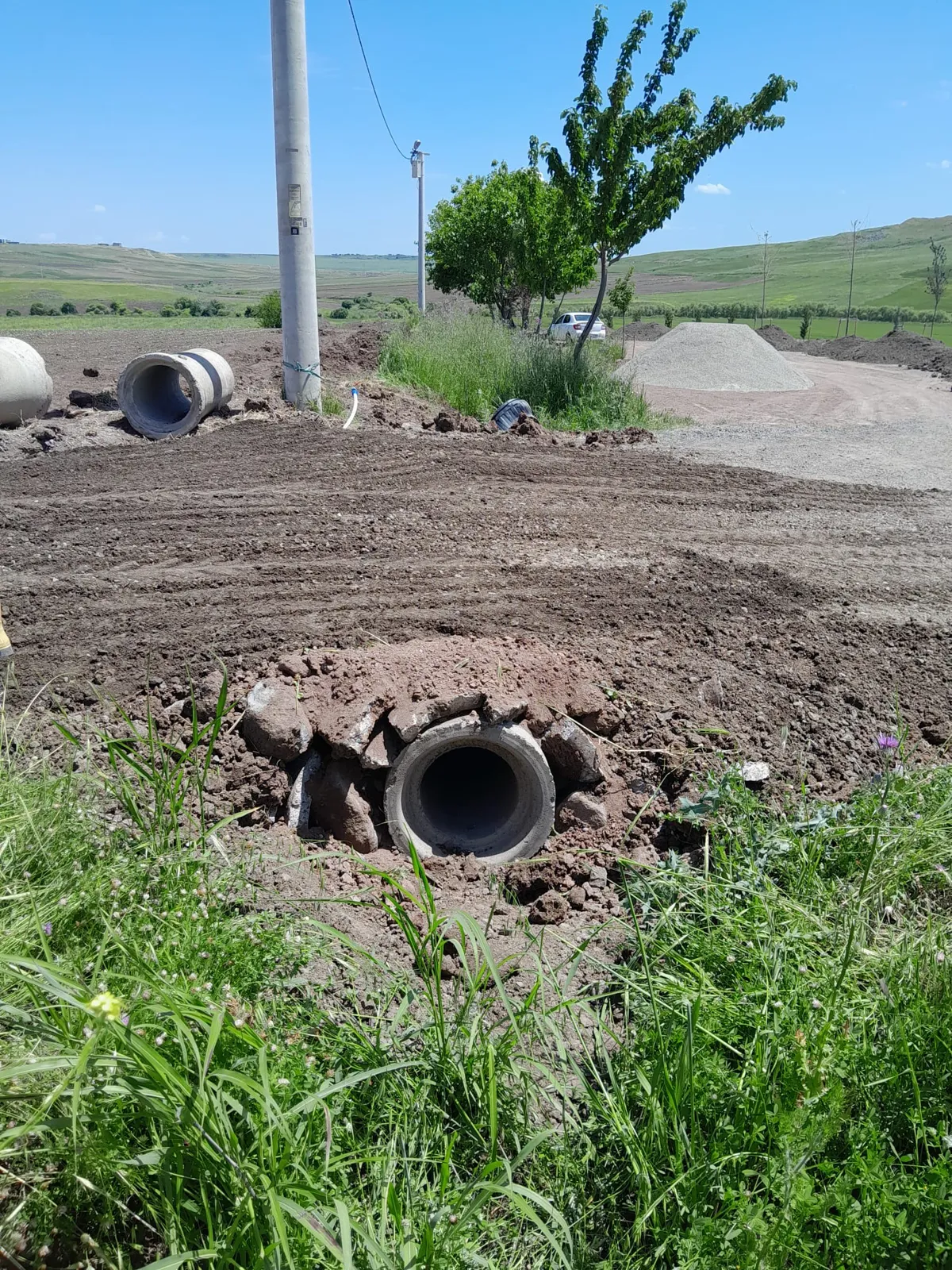 Belediyemiz Fen İşleri Müdürlüğünce ilçemize bağlı Çiftlik Mahallesi bağlantı yolları ve mezarlık yolları onarılarak kullanıma açıldı.