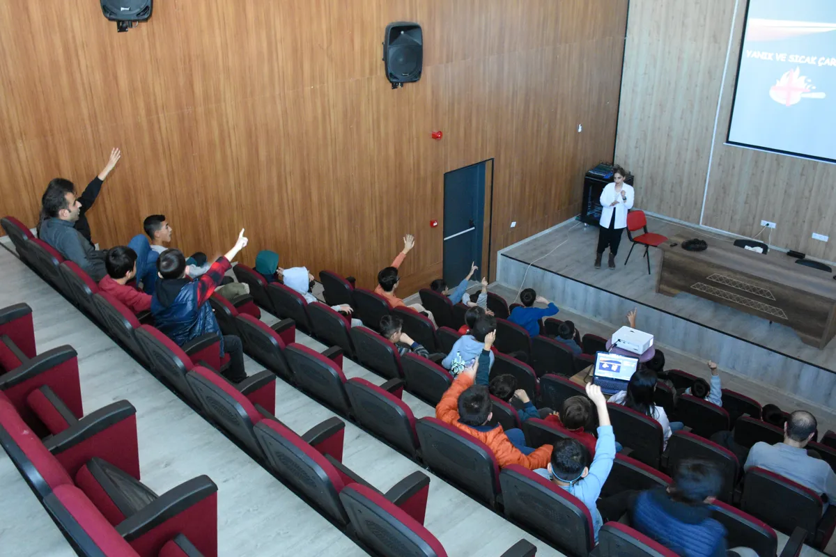 Çocuklara ilk yardım eğitimi verildi