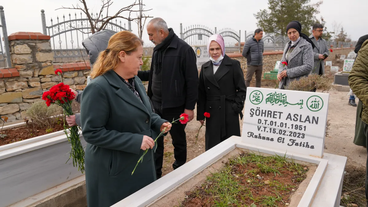 Depremde yaşamını yitiren yurttaşlar mezarları başında anıldı