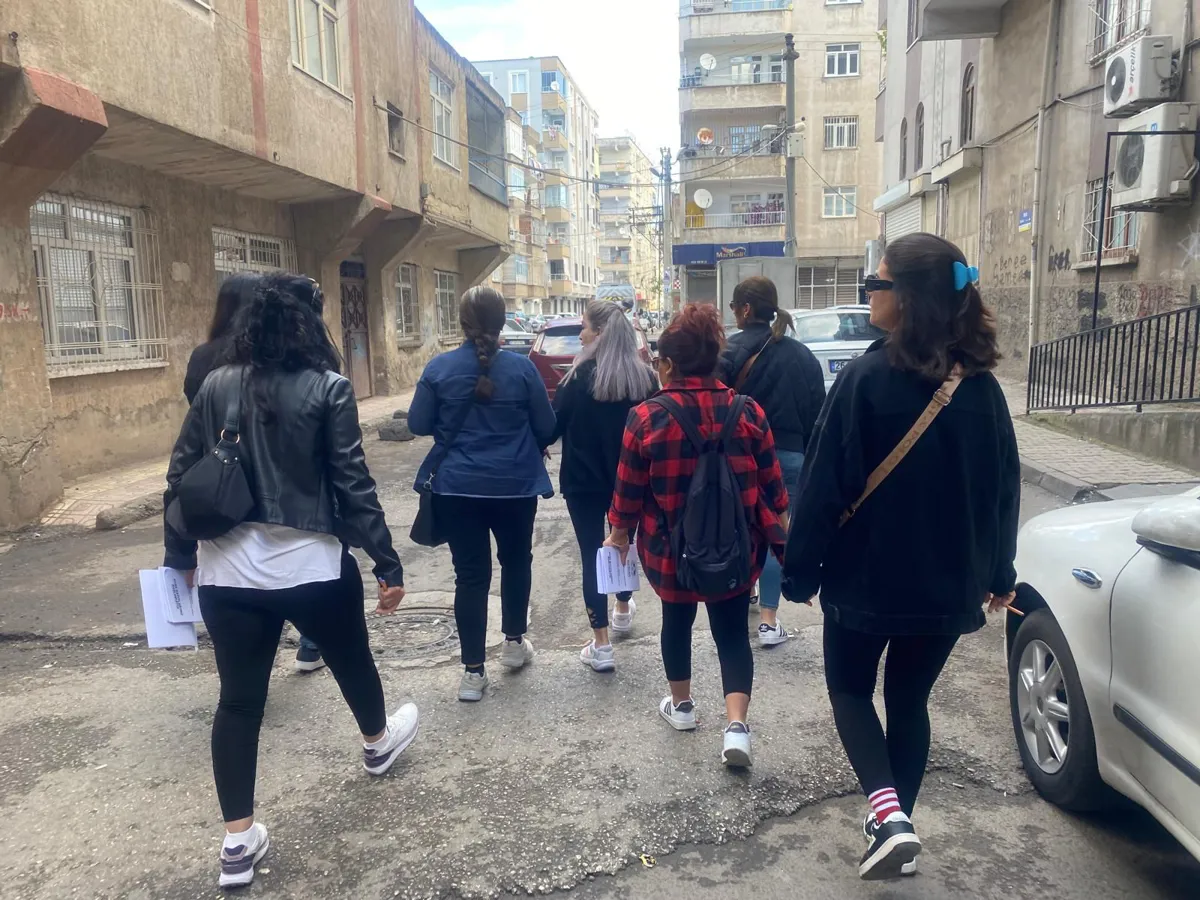 Bağlar Belediyesi Kadın ve Aile Müdürlüğü bünyesindeki Kardelen Kadın Evi çalışanları mahallelerde saha çalışması yaptı.