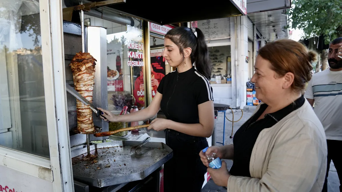 Eşbaşkan Ayaz, Sunay Caddesi’nde esnaf ve yurttaşları ziyaret etti