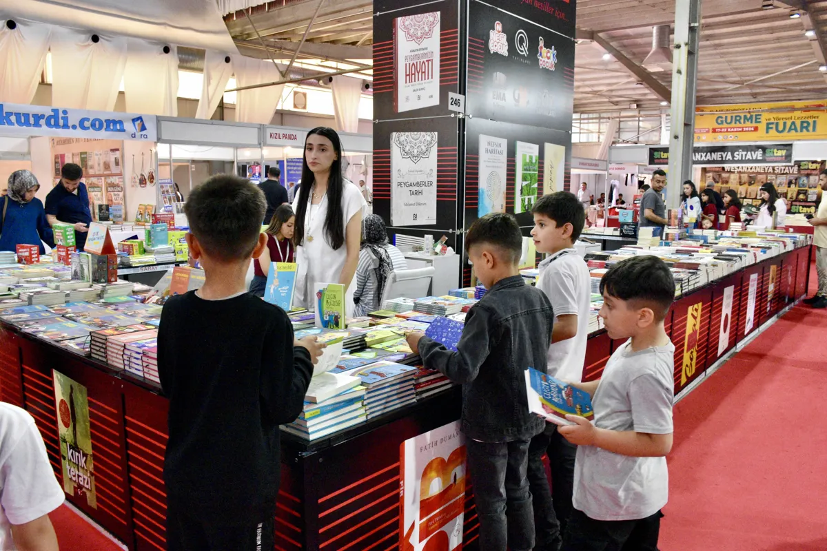 Çocuklar Diyarbakır 10. Kitap Fuarı'nı ziyaret etti