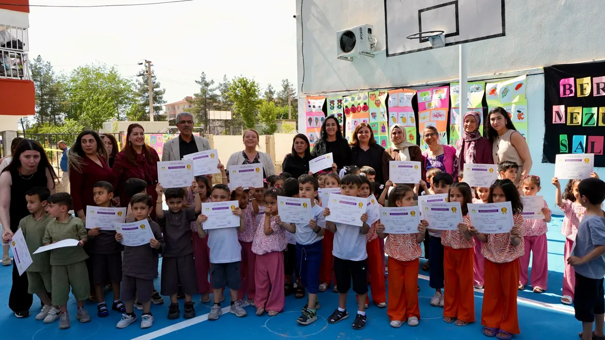 Çocuklar mezuniyetlerini coşkuyla kutladı