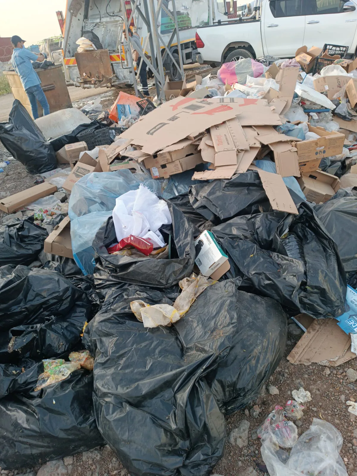 Temizlik İşleri Müdürlüğümüz çalışmalarına hız kesmeden devam ediyor.