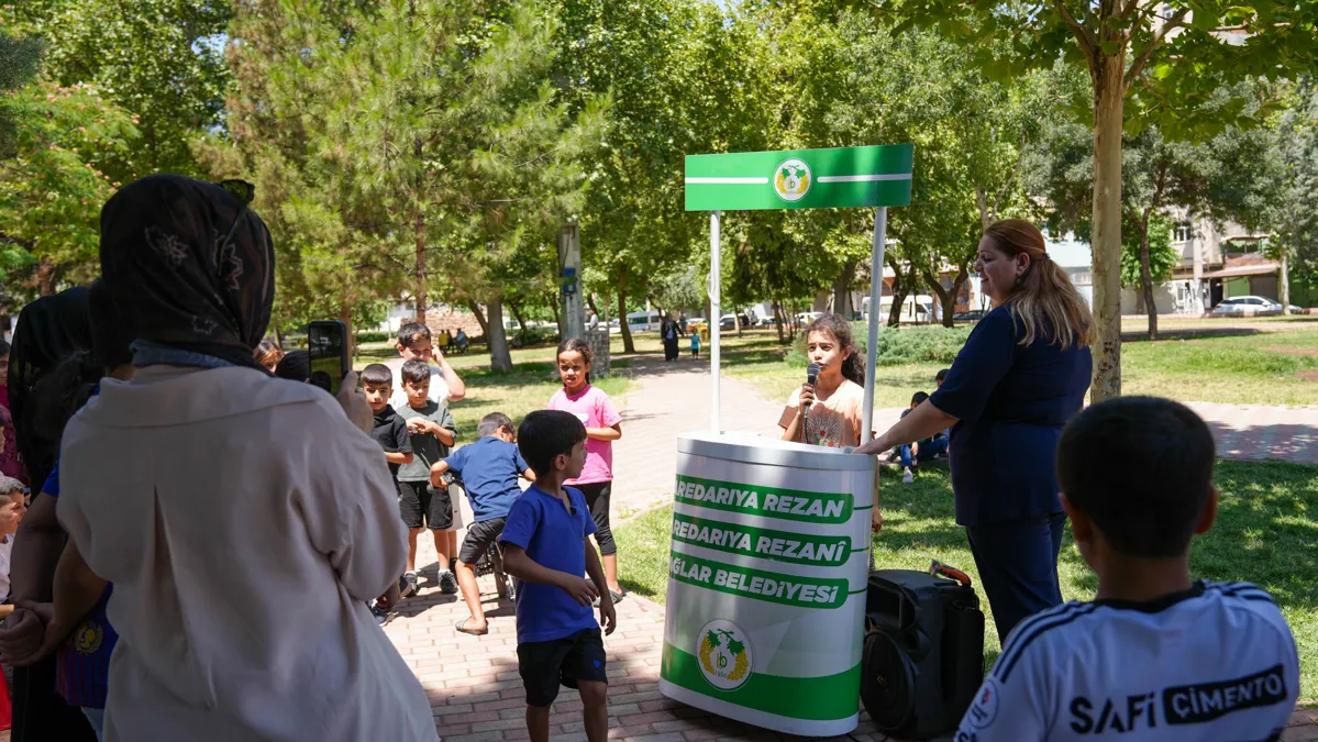 Çocuklar kürsüde anlattı: Temiz bir mahalle ve oyun alanları istiyoruz