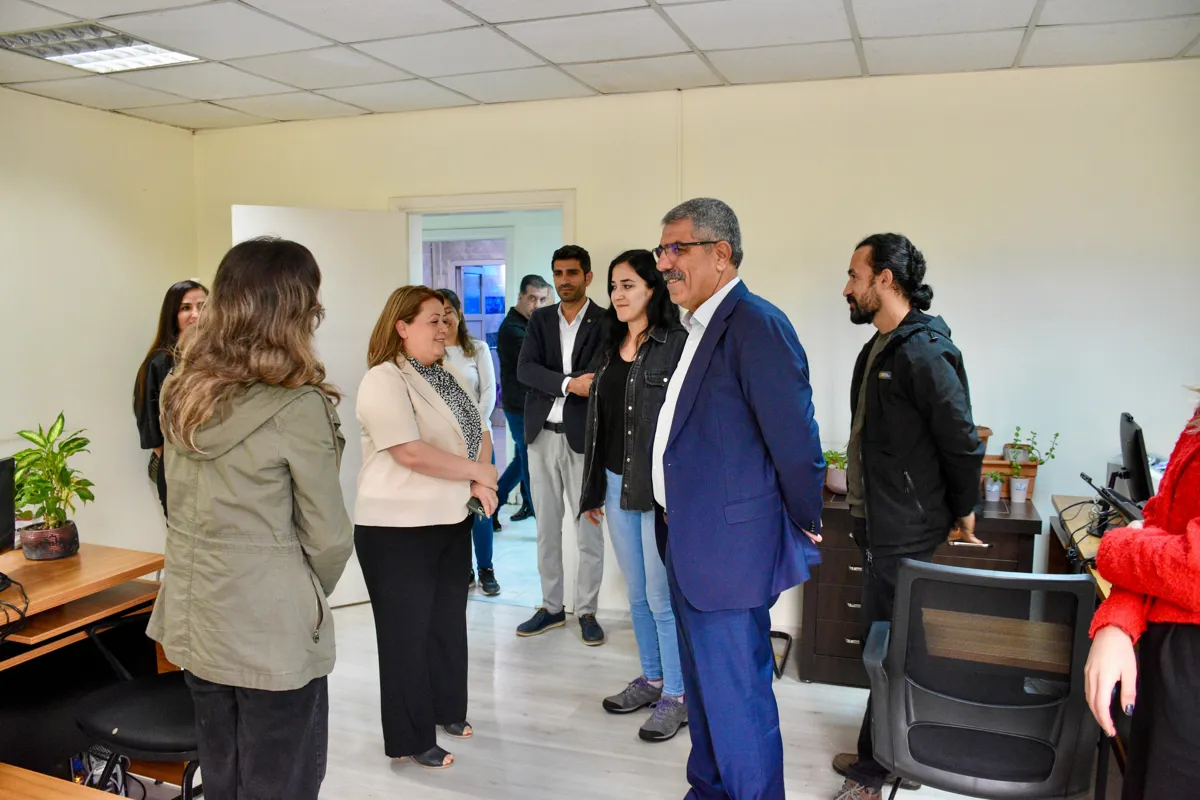 Eş Başkanlarımız “Leyla AYAZ ve Siraç ÇELİK “ Evlendirme Memurluğu ve Ferzat Kemanger Halk Kütüphanesini   ziyaret ederek halkımıza daha iyi bir hizmet sunmak adına personellerin talep ve önerilerini dinledi.