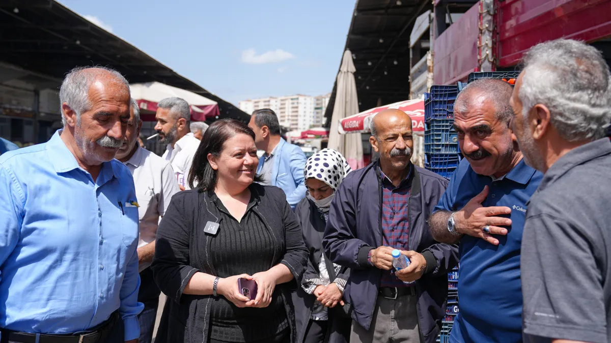 Eş Başkan Ayaz Yenihal’de esnafı ziyaret etti