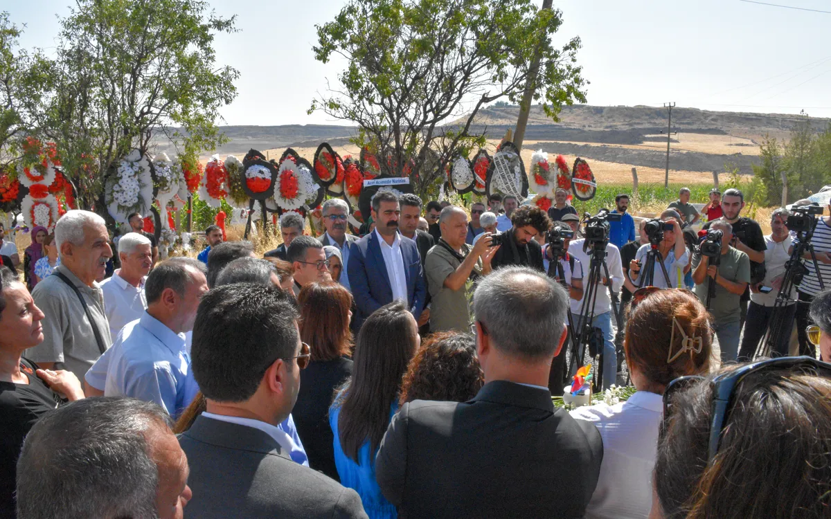 Eş Başkanlar Narin Güran’ın mezarını ziyaret etti
