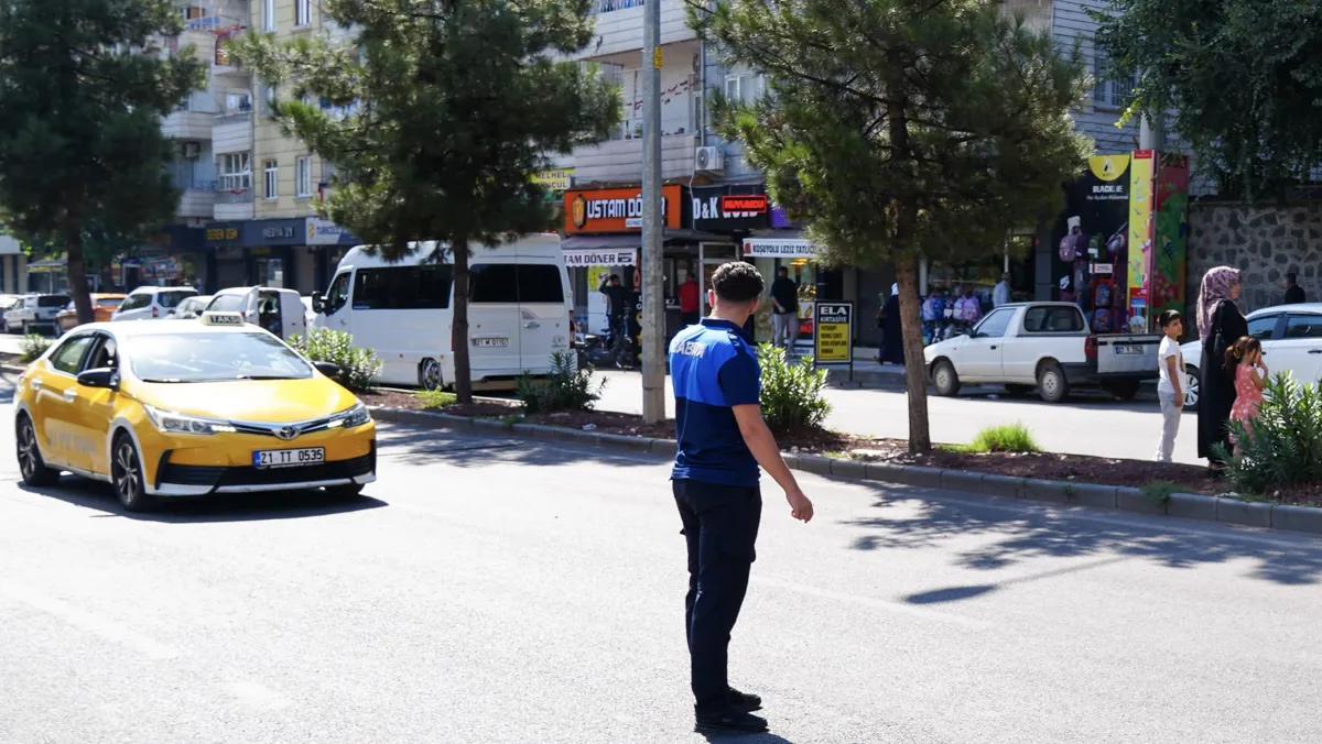 Ekipler, yeni eğitim döneminde okul çevresinde denetimde
