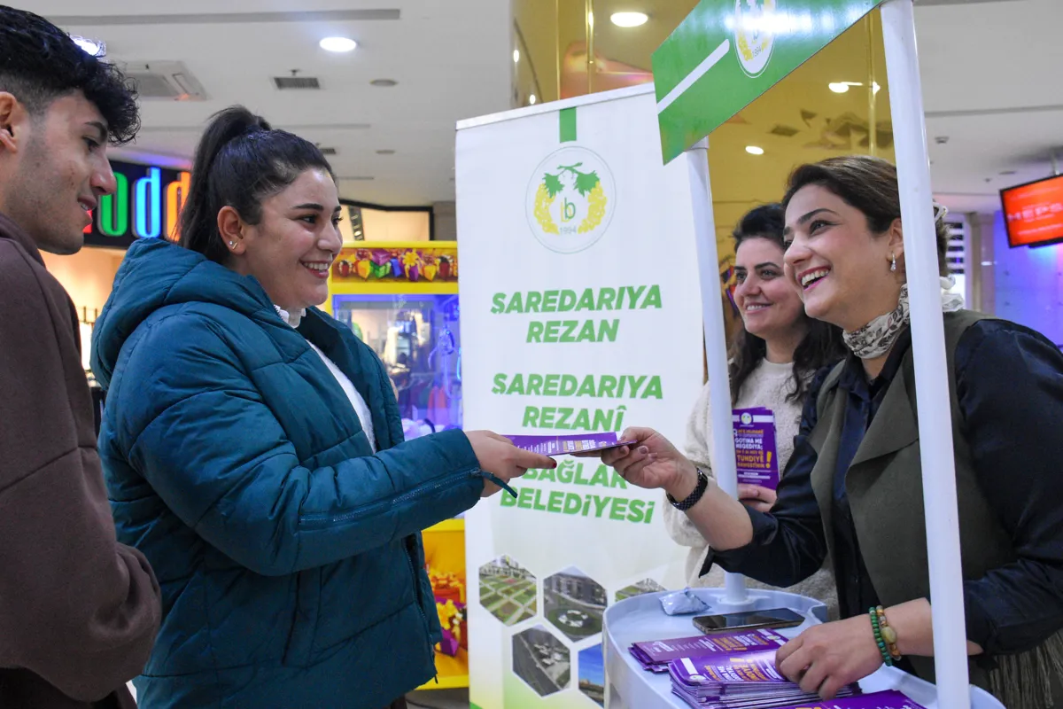 Kadına yönelik şiddete karşı stant açılarak broşür dağıtıldı