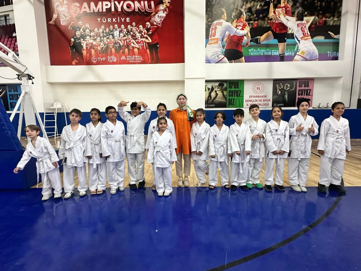 Karate sporcuları sarı kuşak aldı