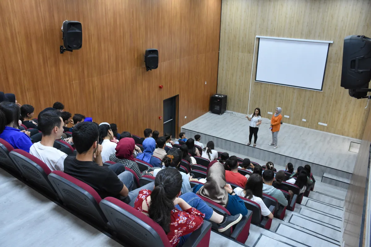 Bağlar Belediyesi Gençlik Merkezi Konferans Salonunda ''Stres Yönetimi'' ve  ''Verimli Çalışma Yöntemleri'' ile ilgili seminer verildi.
