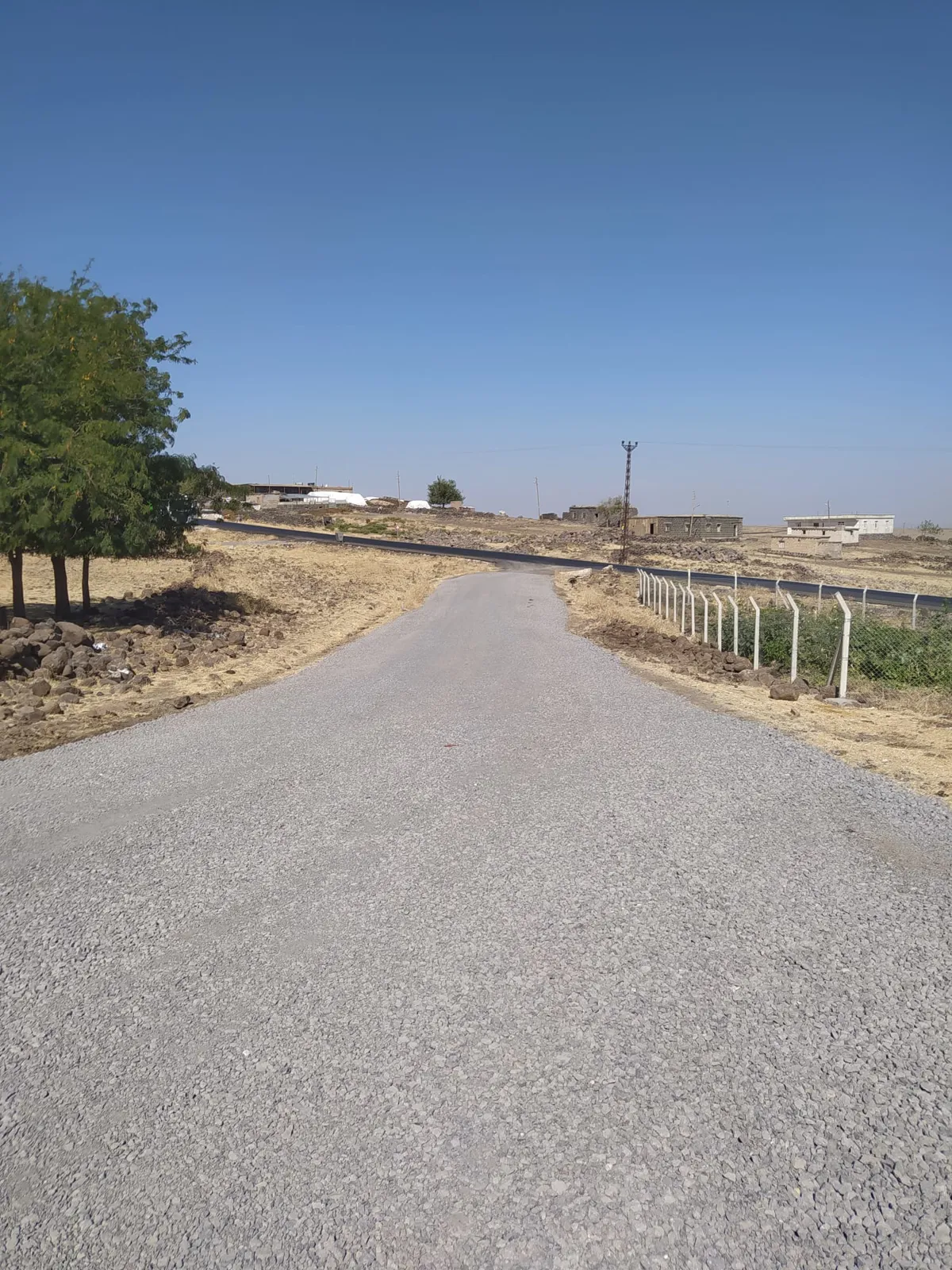 Kırsal mahallelerde yol çalışmaları sürüyor