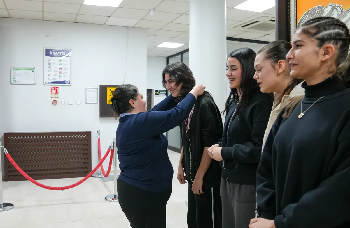 Şampiyon sporcular Eş Başkan Leyla Ayaz’ı ziyaret etti