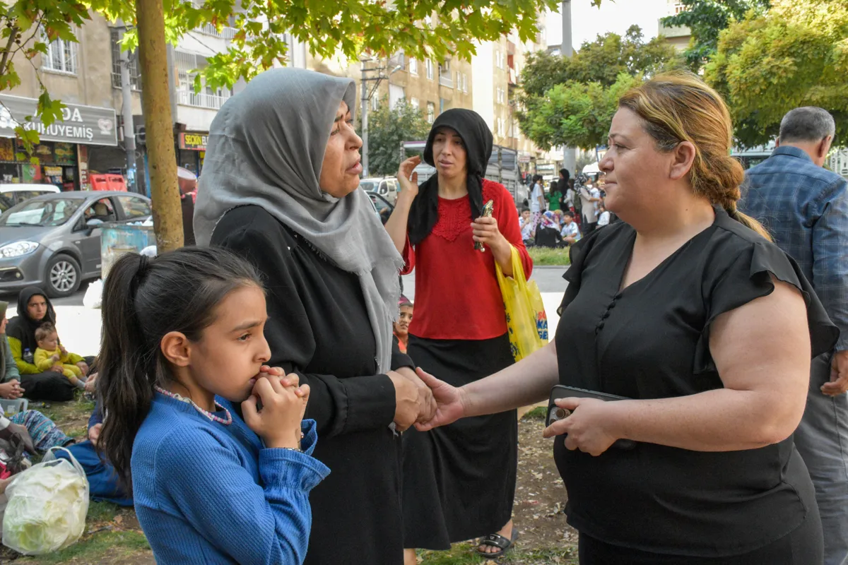 Eş Başkanlar deprem sonrasında yurttaşlarla bir araya geldi