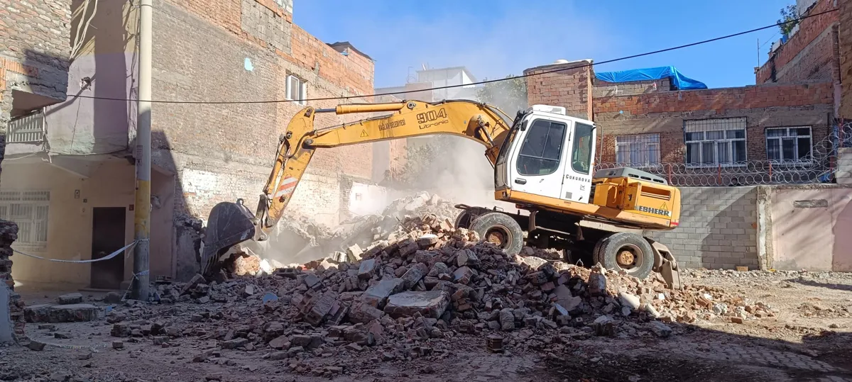 Halkın güvenliği için yıkım çalışmaları sürüyor