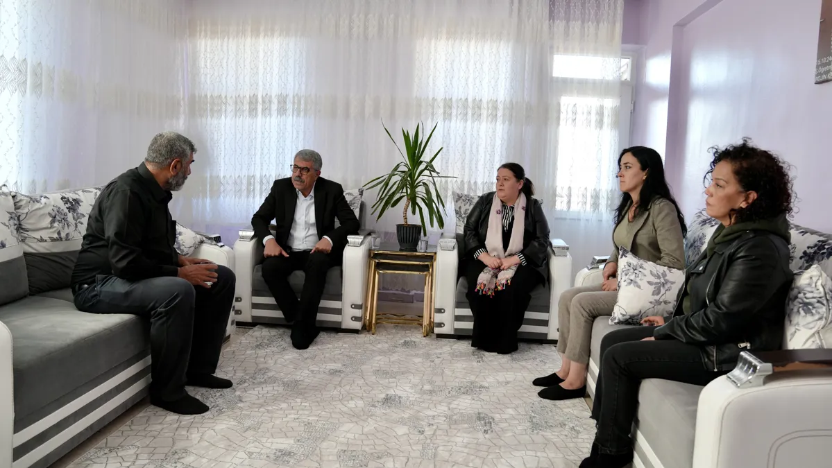 Eş Başkanlardan Rojin Kabaiş’in ailesine ziyaret: Adalet mücadelesinde yanınızdayız