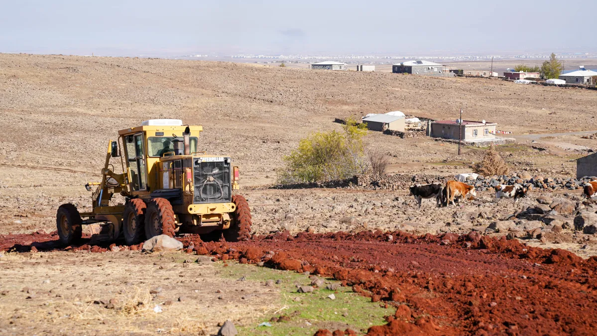 Kırsal mahallelerde güvenli ve konforlu ulaşım için çalışmalar sürüyor 