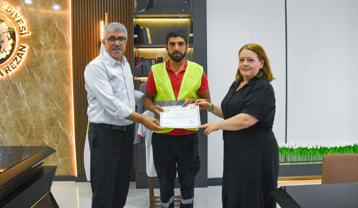 Eşbaşkanlardan Temizlik Müdürlüğü emekçisine teşekkür belgesi