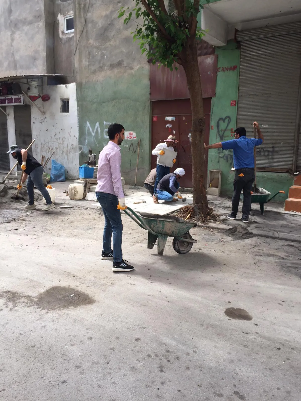 Şeyh Şamil Mahallesi'nde Fen İşleri Müdürlüğü onarım ekipleri çalışmalarına hız kesmeden devam ediyor.