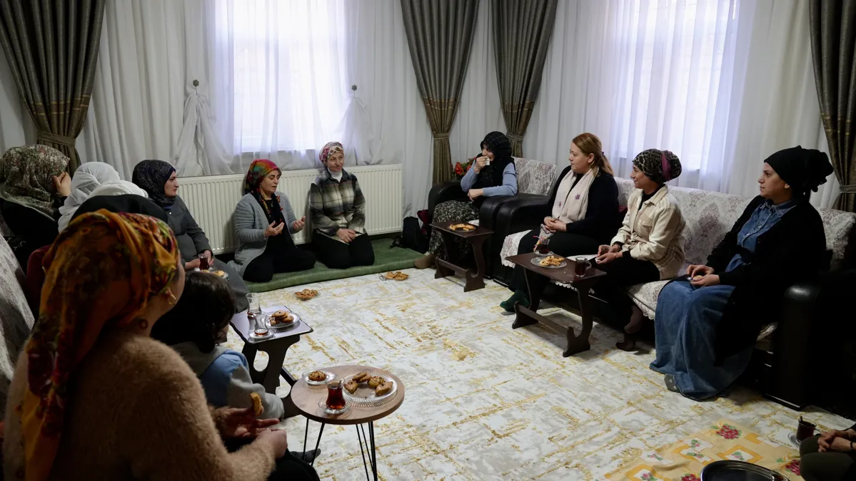 Eşbaşkan Ayaz, 5 Nisan Mahallesi'nde kadınlarla bir araya geldi