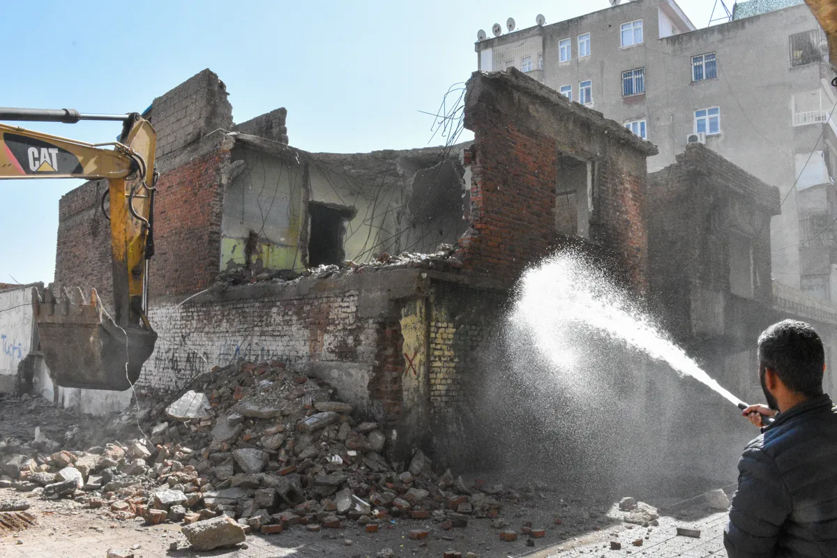 Halkın talebi karşılandı: 17 metruk yapı yıkıldı