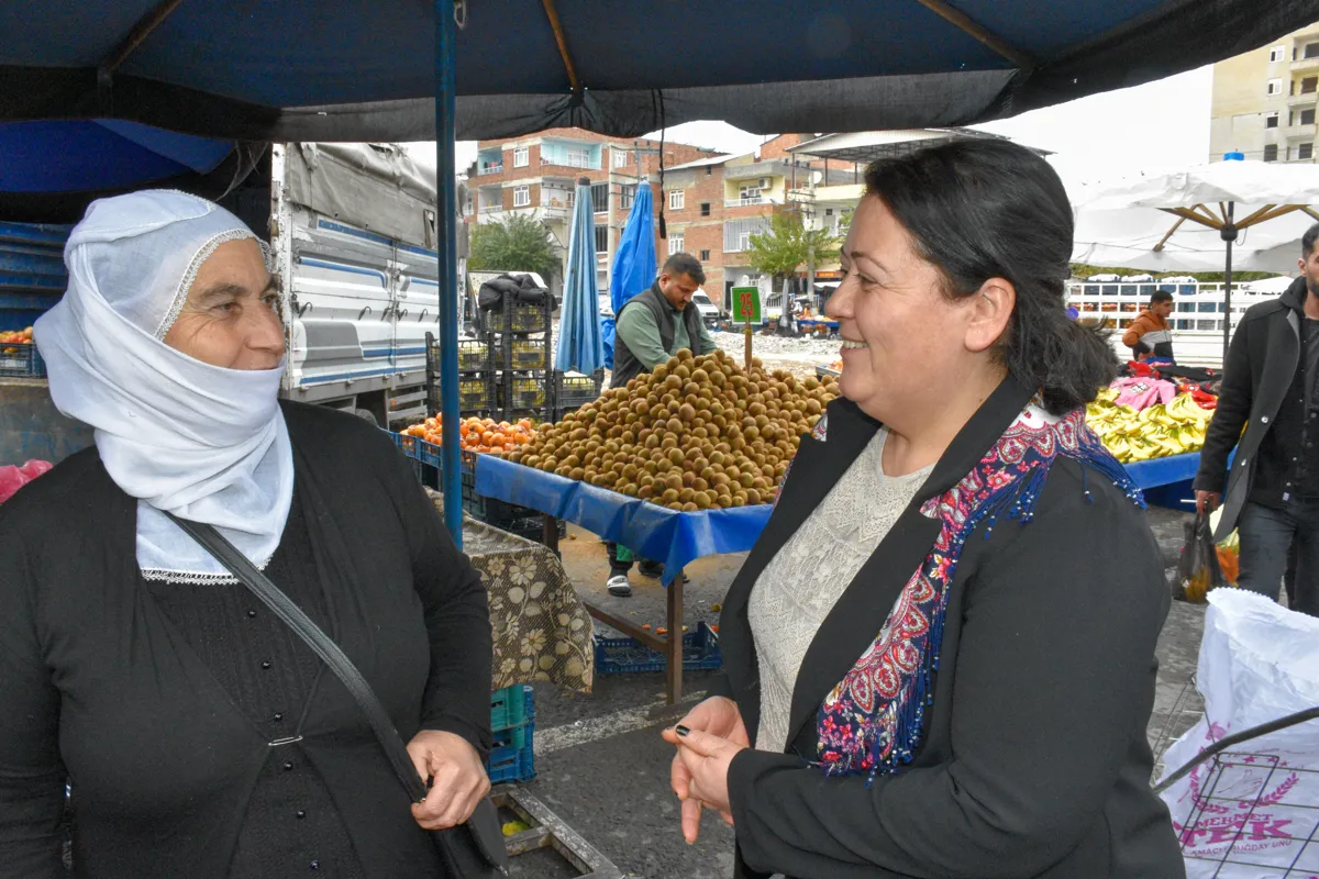 25 Kasım çalışmaları: Eş Başkan Ayaz pazar esnafı ve yurttaşları ziyaret etti