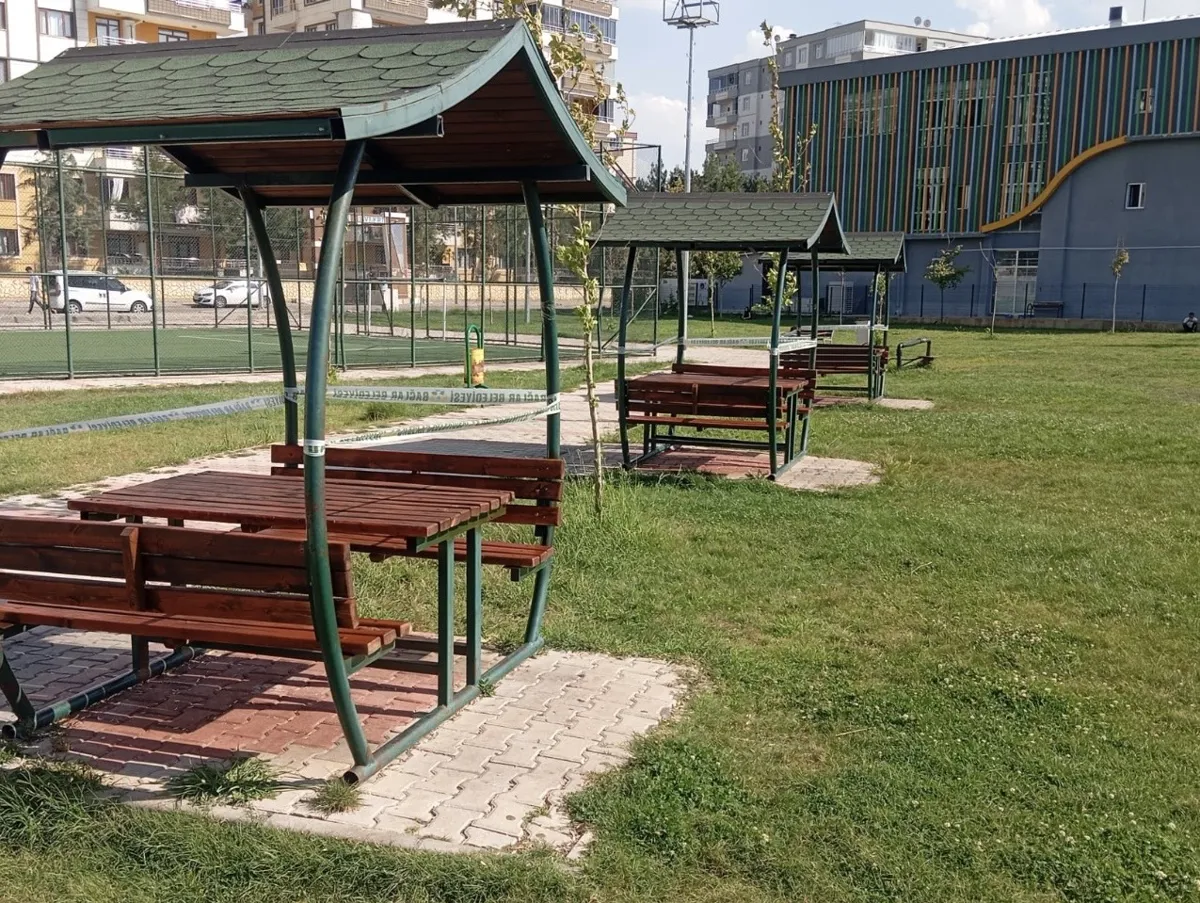  Gençlik Parkı’nda  oturma alanları kullanıma hazır