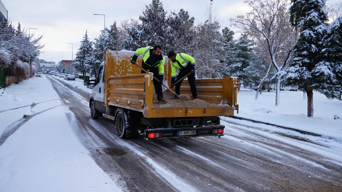 Ekipler güvenli ulaşım için sahada
