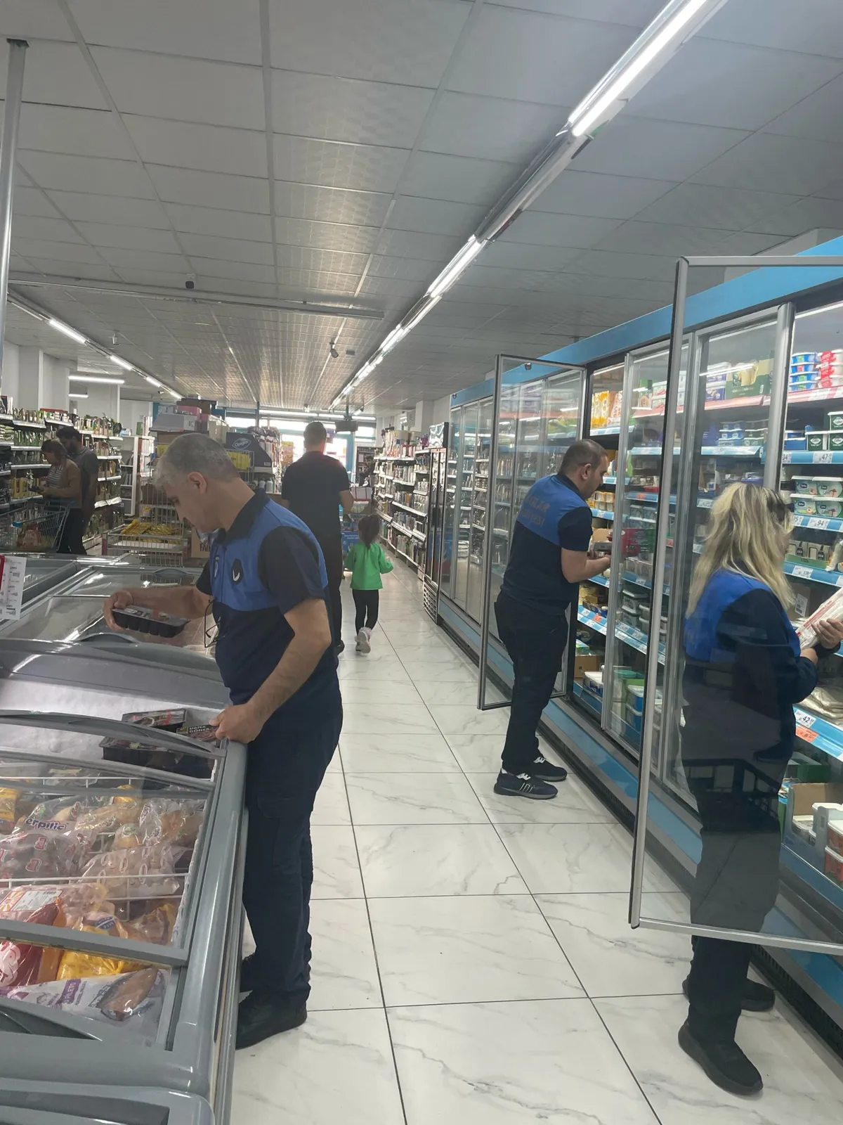 Bağlar Belediyesi zabıta ekiplerimiz heskif caddesinde bulunan marketlerde yapmış olduğu denetimlerde tarihi geçen ürünleri tespit ederek imha etmiştir.