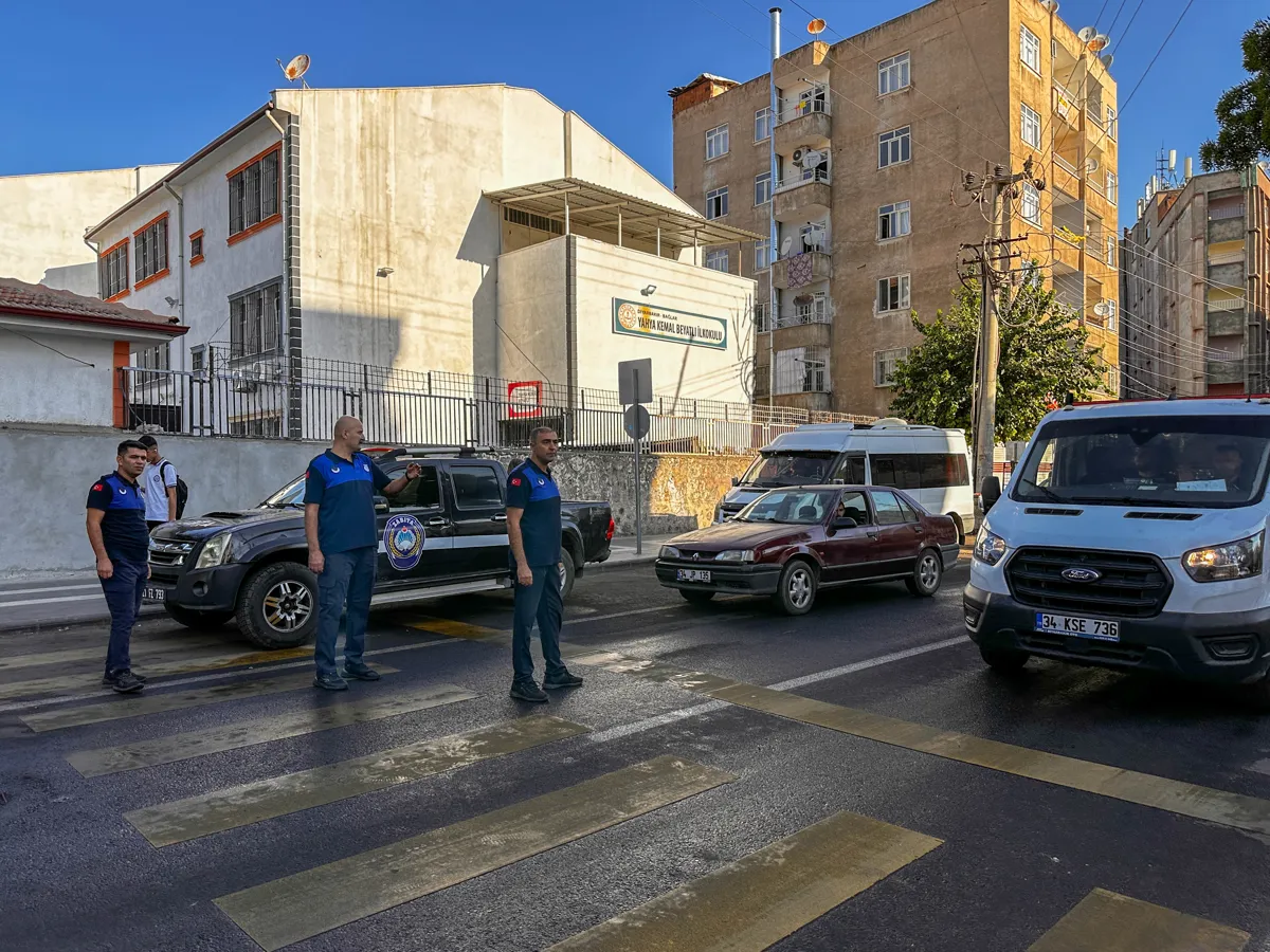 Zabıta ekipleri okul önlerinde görev başında
