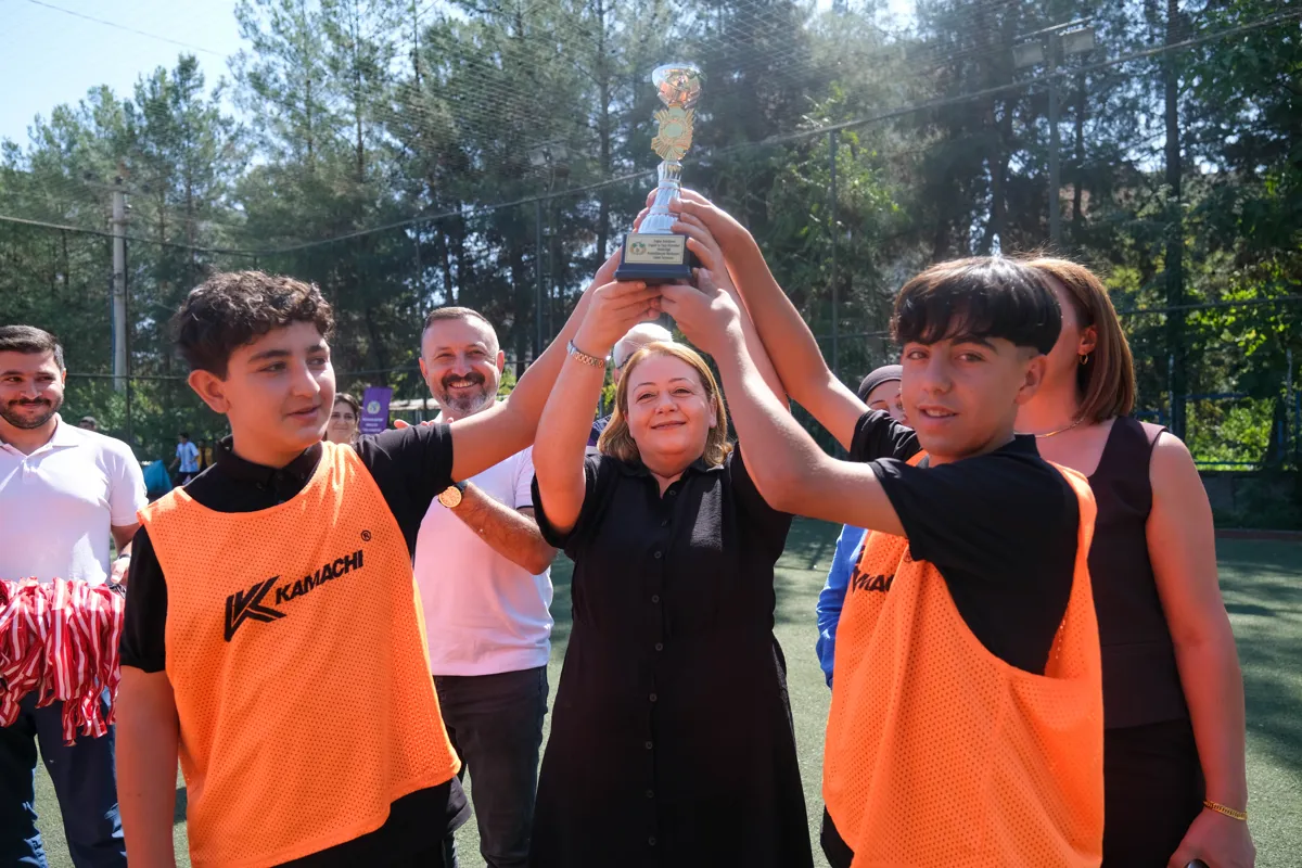 Eşbaşkan Ayaz futbol turnuvasında çocuklarla buluştu