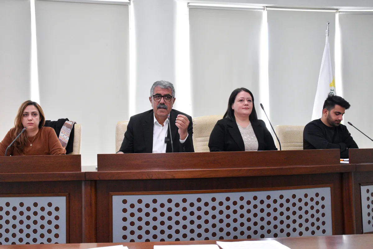 Meclis Toplantısında kayyım atamaları ve eş başkanların tutuklanması protesto edildi