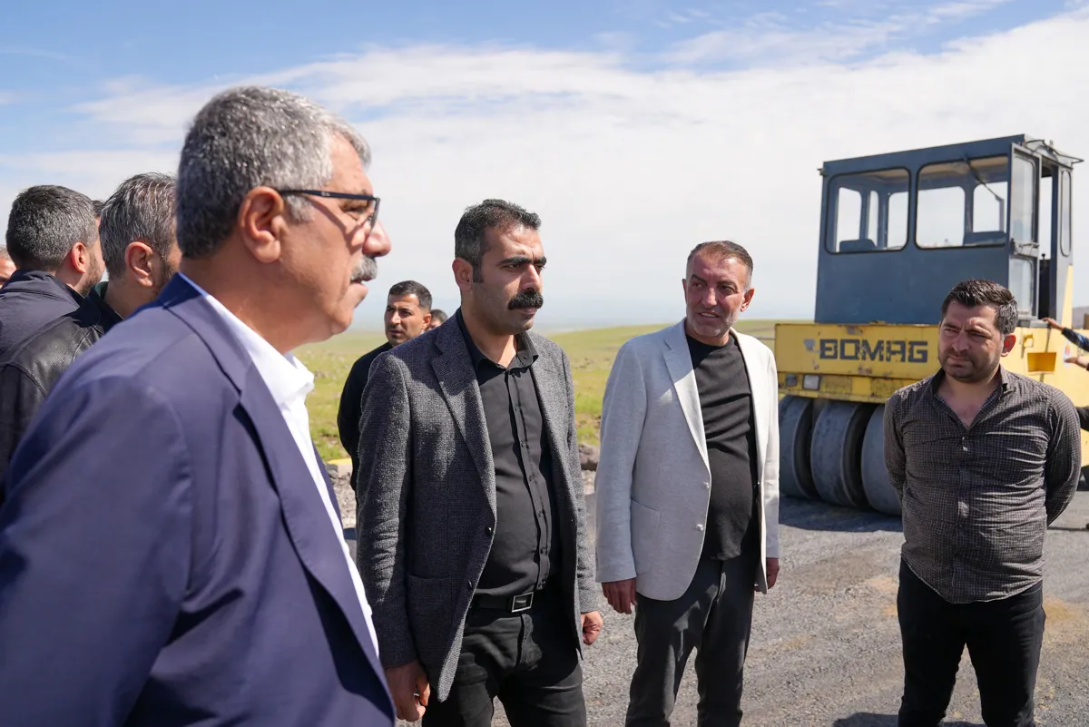 Oğlaklı Yiğityolu Siverek ilçe sınırı ( Diyarbakır Katı Atık Depolama yolu veya eski Siverek yolu ) ‘na Diyarbakır  Büyükşehir Belediyesi tarafından toplam uzunluk 15 km asfalt çalışması yapıldı.