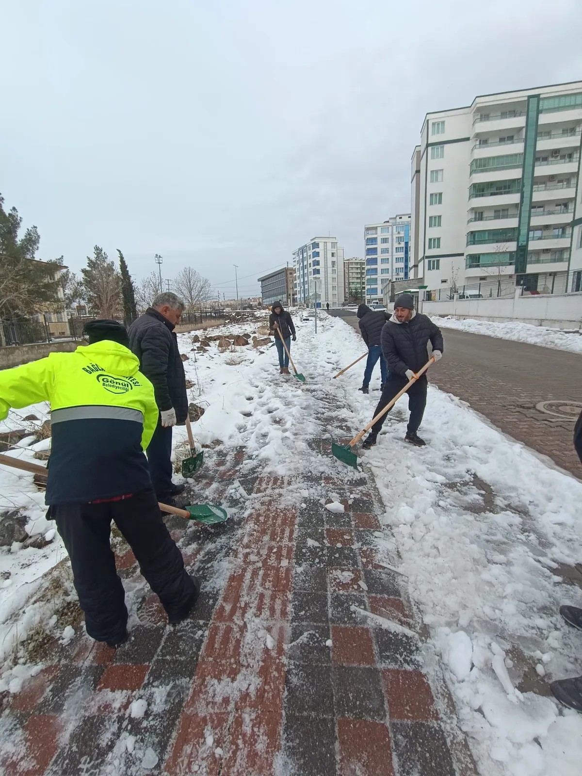 Okullar, taziye evleri, camilere ulaşım için çalışmalar sürüyor