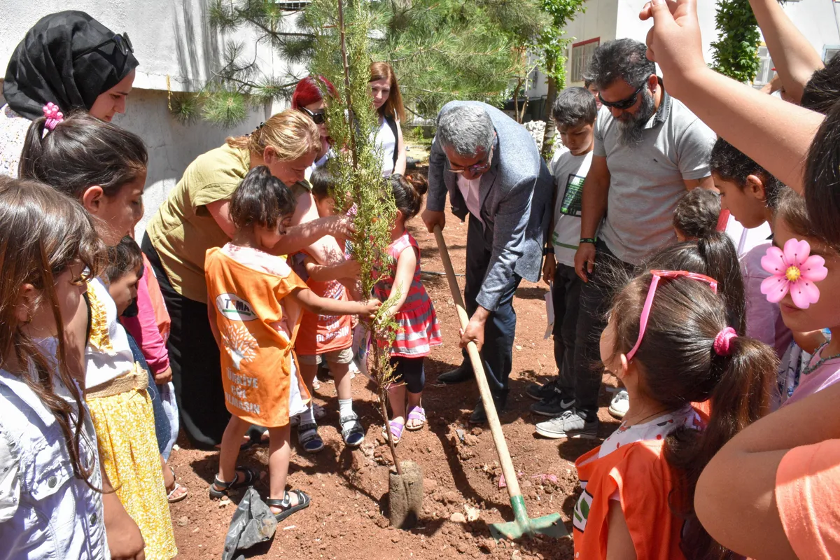 Eş Başkanlar ve Çocuklar Fidan Dikti