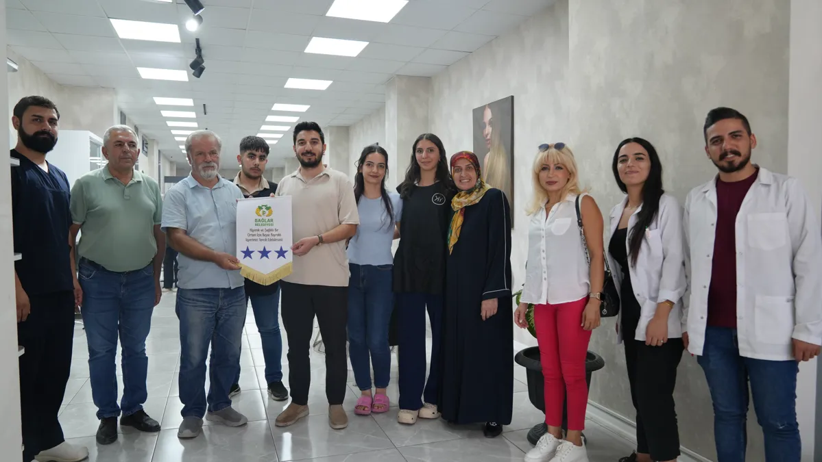 Toplum Sağlığını Koruyan 13  İş Yerine Beyaz Bayrak ve Altın Makas Plaketi