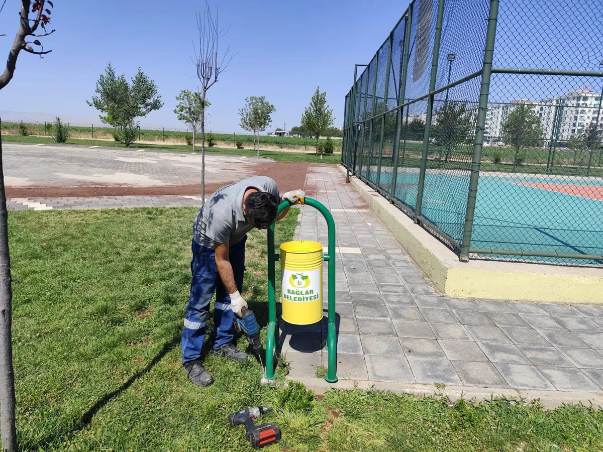 Parklara ayaklı çöp kovaları montajlanıyor