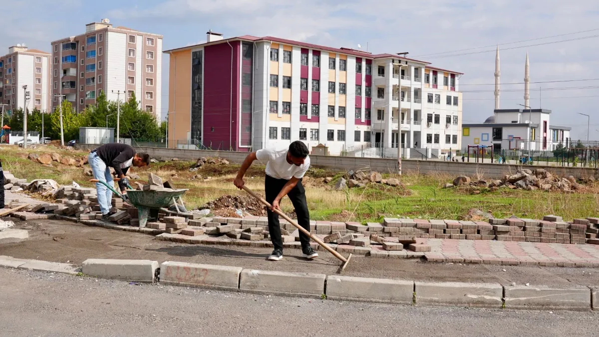 Karacadağ İlkokulu önünde kaldırımlar onarılıyor