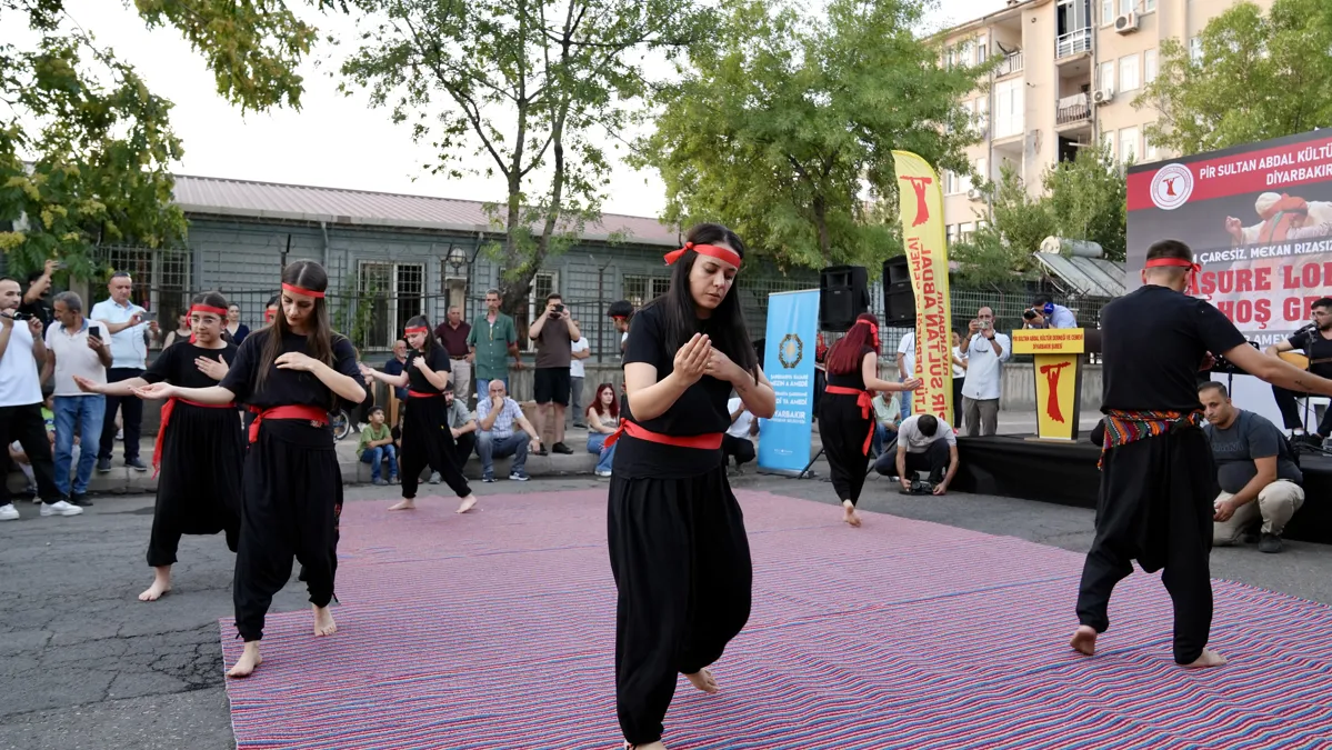 Aşure lokması paylaşıldı